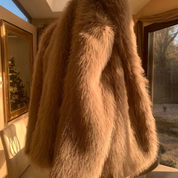 7 For All Mankind- Stunning, Chic Appearance, Faux Fur Chubby Jacket. Taupe - Picture 10 of 10